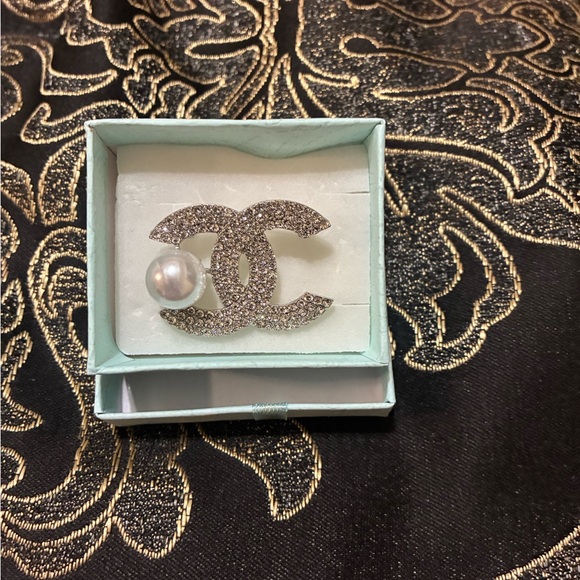Jewelry - Elegant Silver and Pearl Brooch